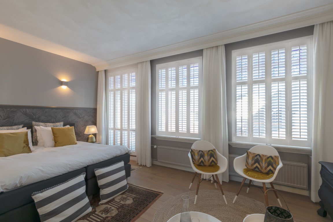 Shutters in slaapkamer van herenhuis