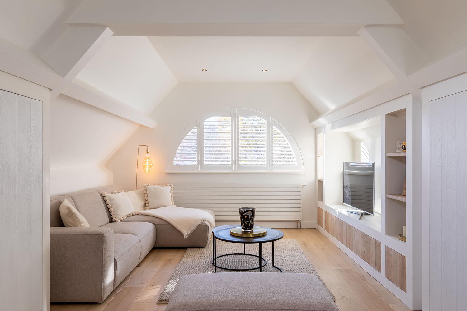 Witte shutters voor halfrond raam