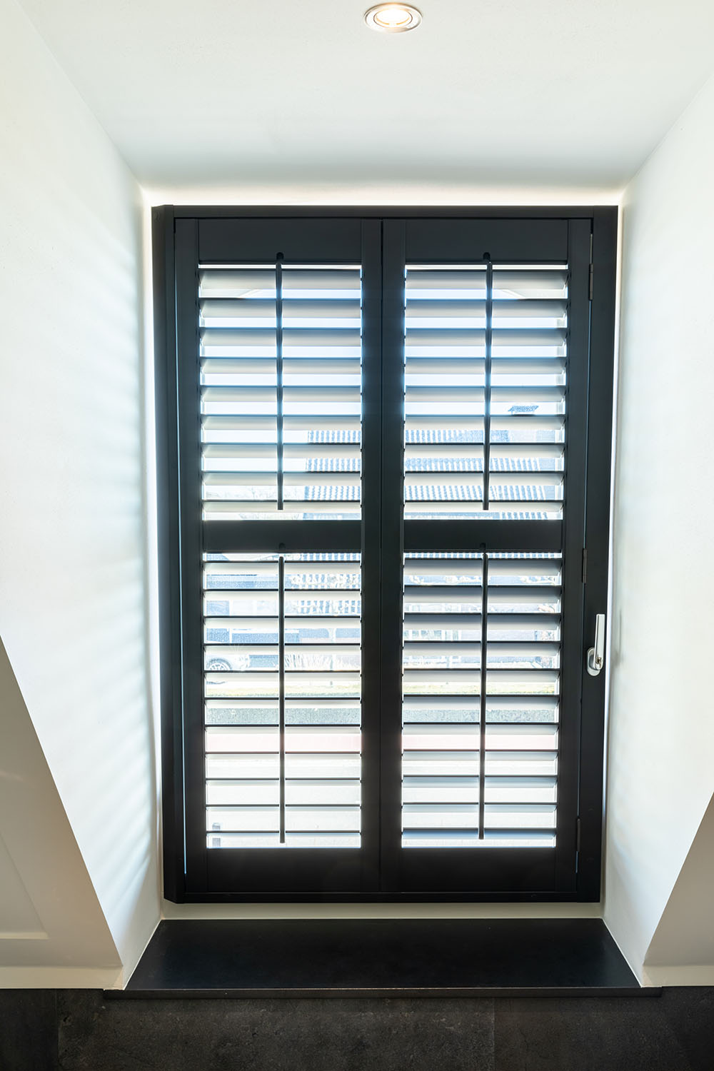 Draaikiepraam gekiept met shutters als raamdecoratie