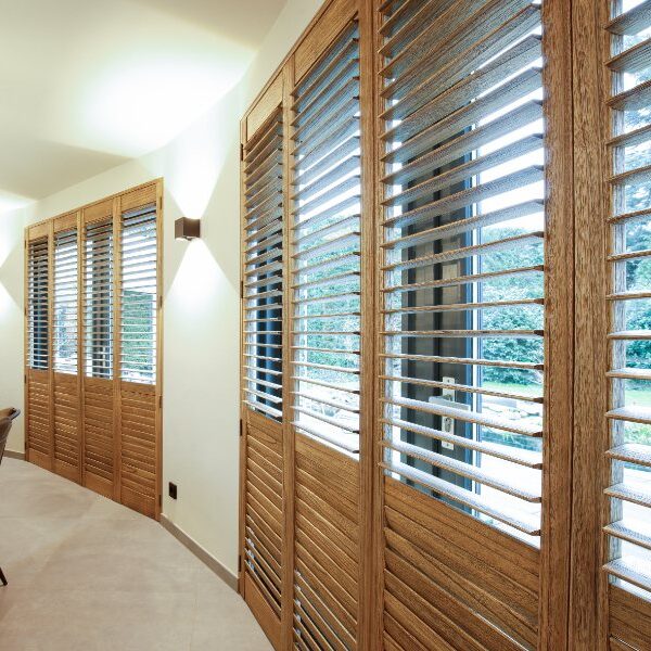Beitskleur shutters in woonruimte