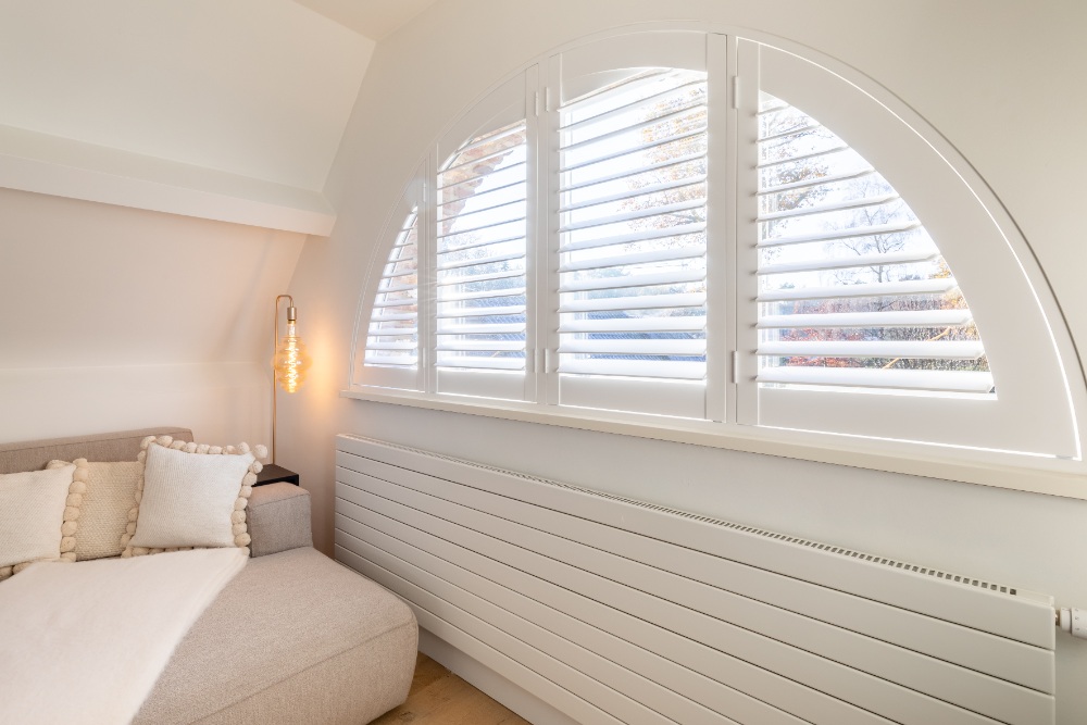 Ronde witte shutters in Brecht