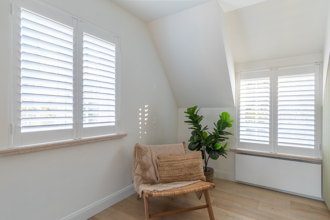Witte open shutters in brecht
