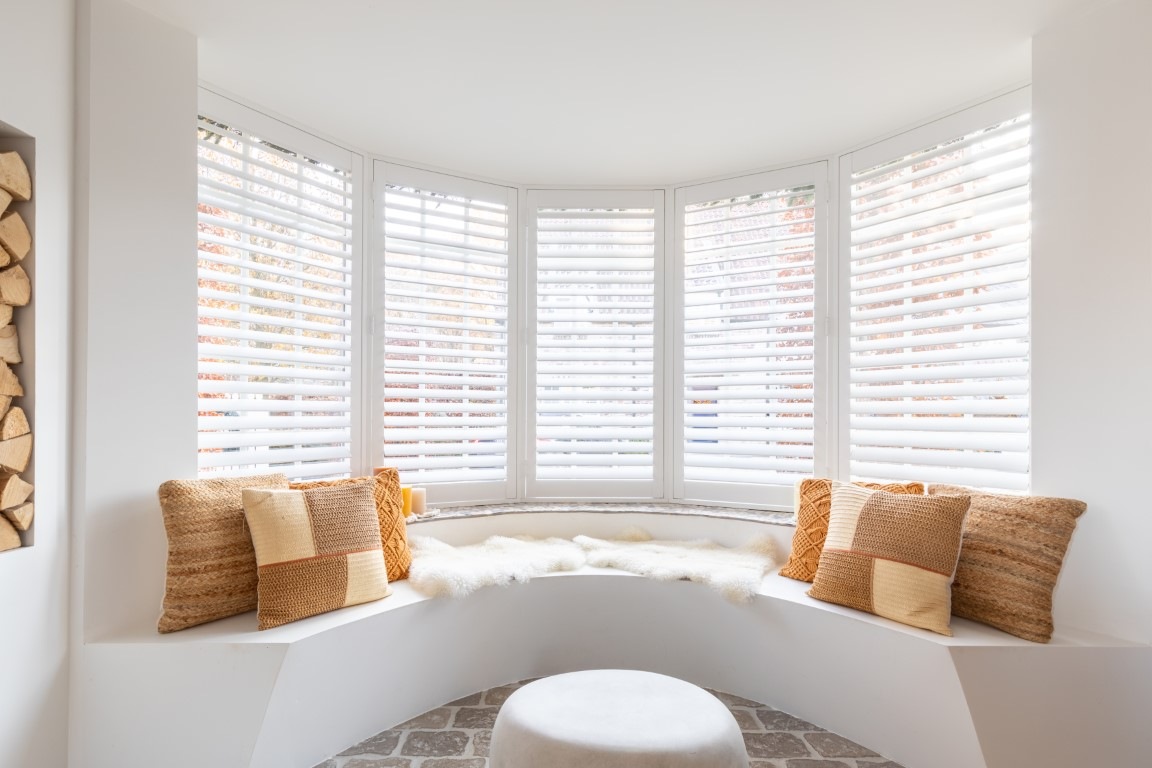 Open erker met witte shutters in Brecht