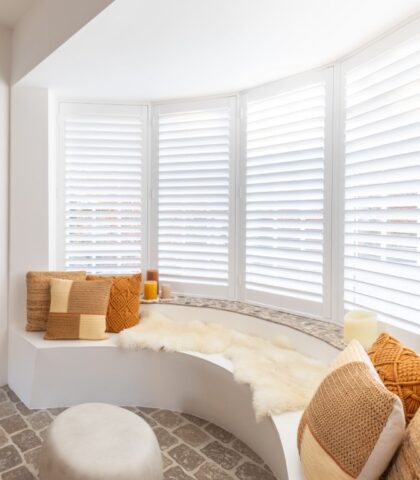 Open erker met witte shutters in Brecht