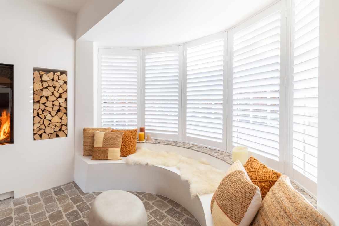 Open erker met witte shutters in Brecht