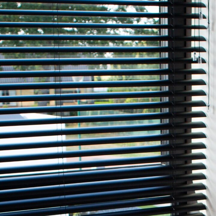 Zwarte aluminium blinds