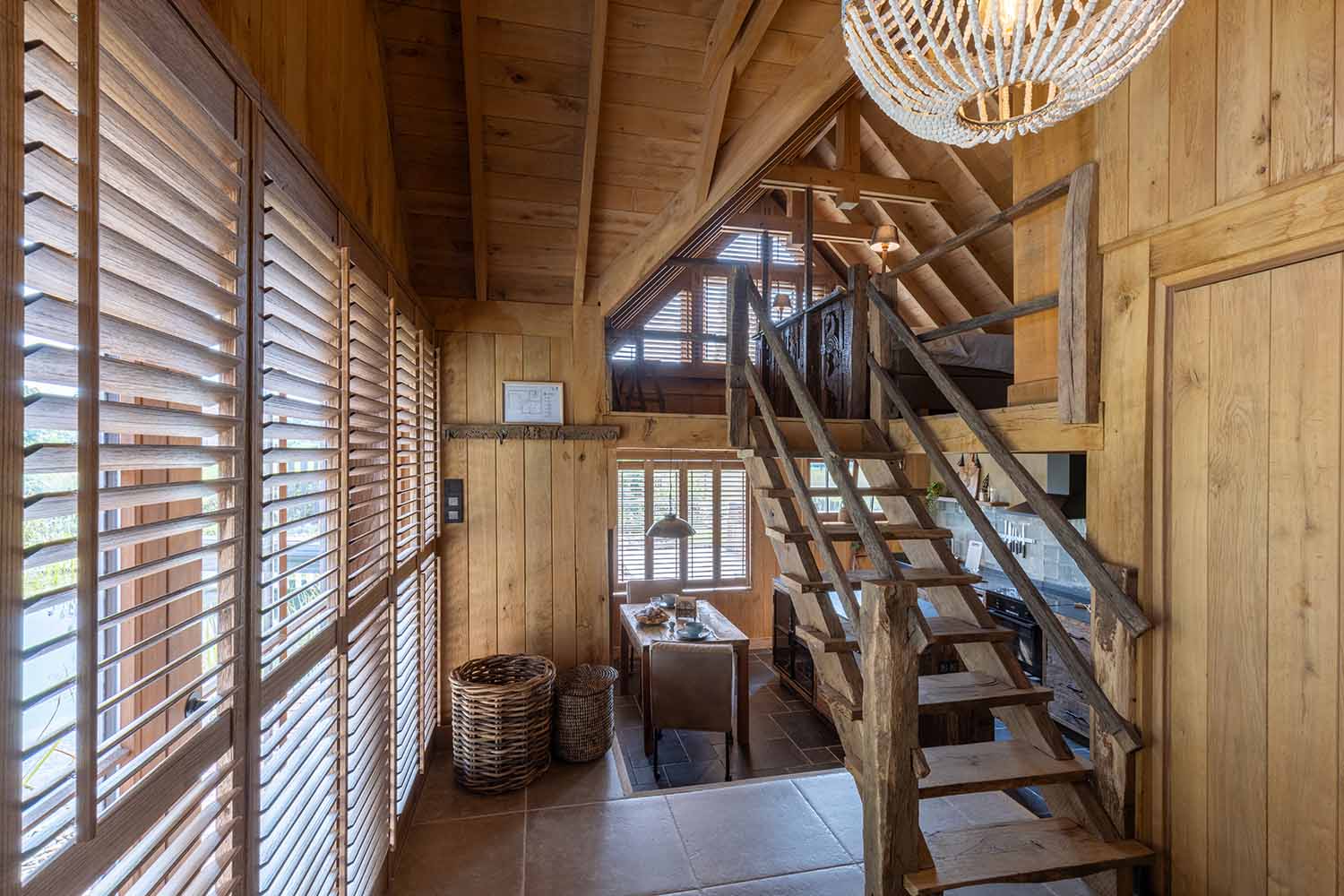 Houten shutters in sfeervolle houten B&B