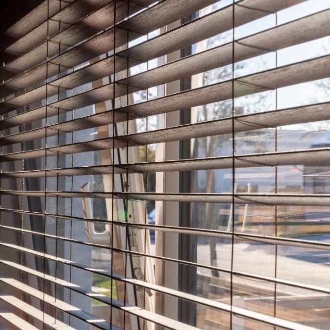 Houtkleurige jaloezieën opengezet