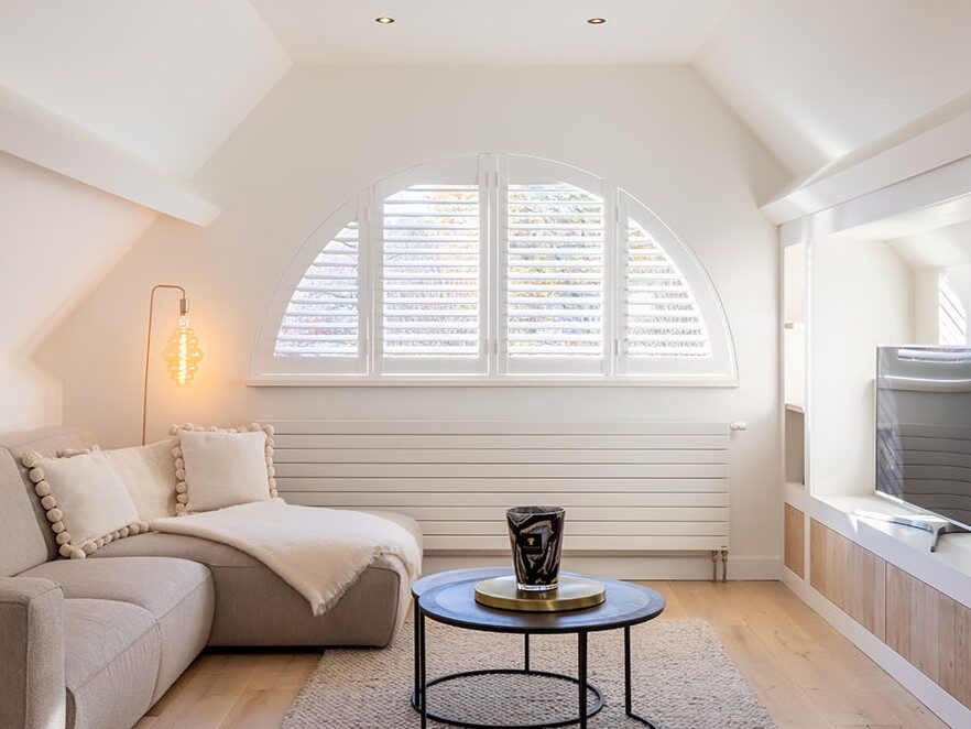 Witte shutters voor halfrond raam