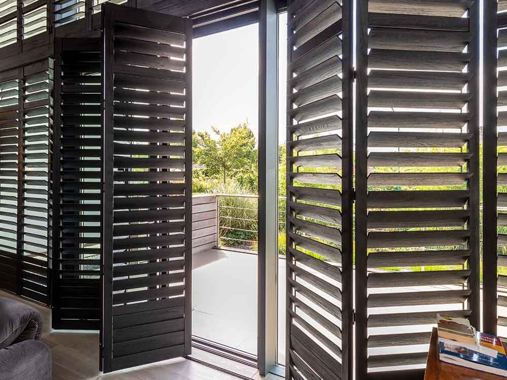 Zwarte shutters voor grote ramen