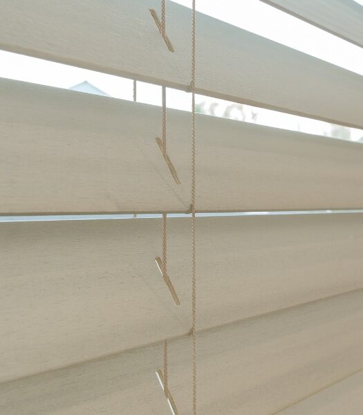 Beige lamellen voor raambekleding