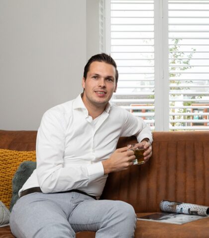 Stijlvolle witte shutters achter bank