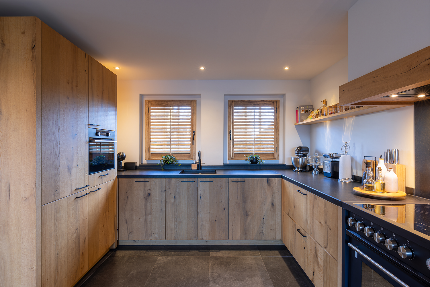 Houten shutters in keuken