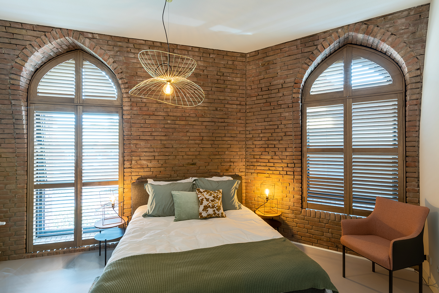 Houten shutters in slaapkamer