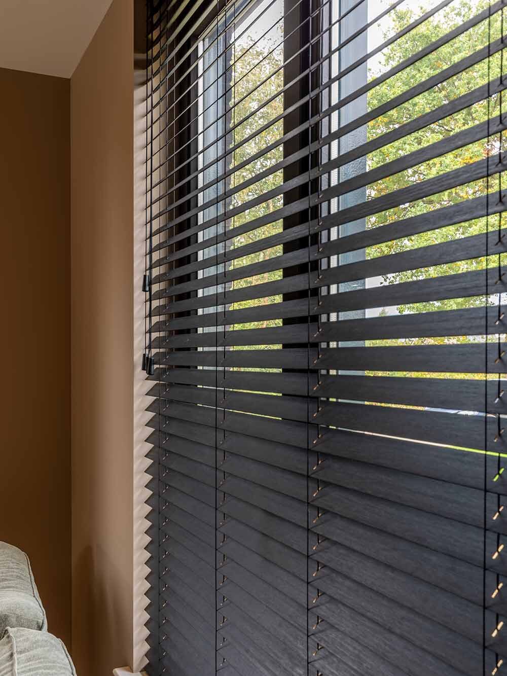 Zwarte houten jaloezieën