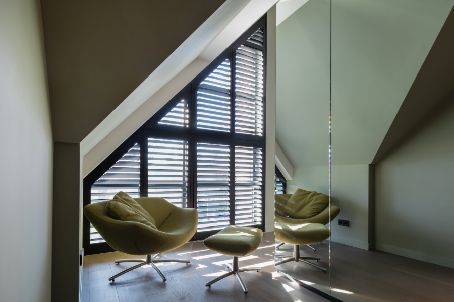 zwarte shutters trapezium raam