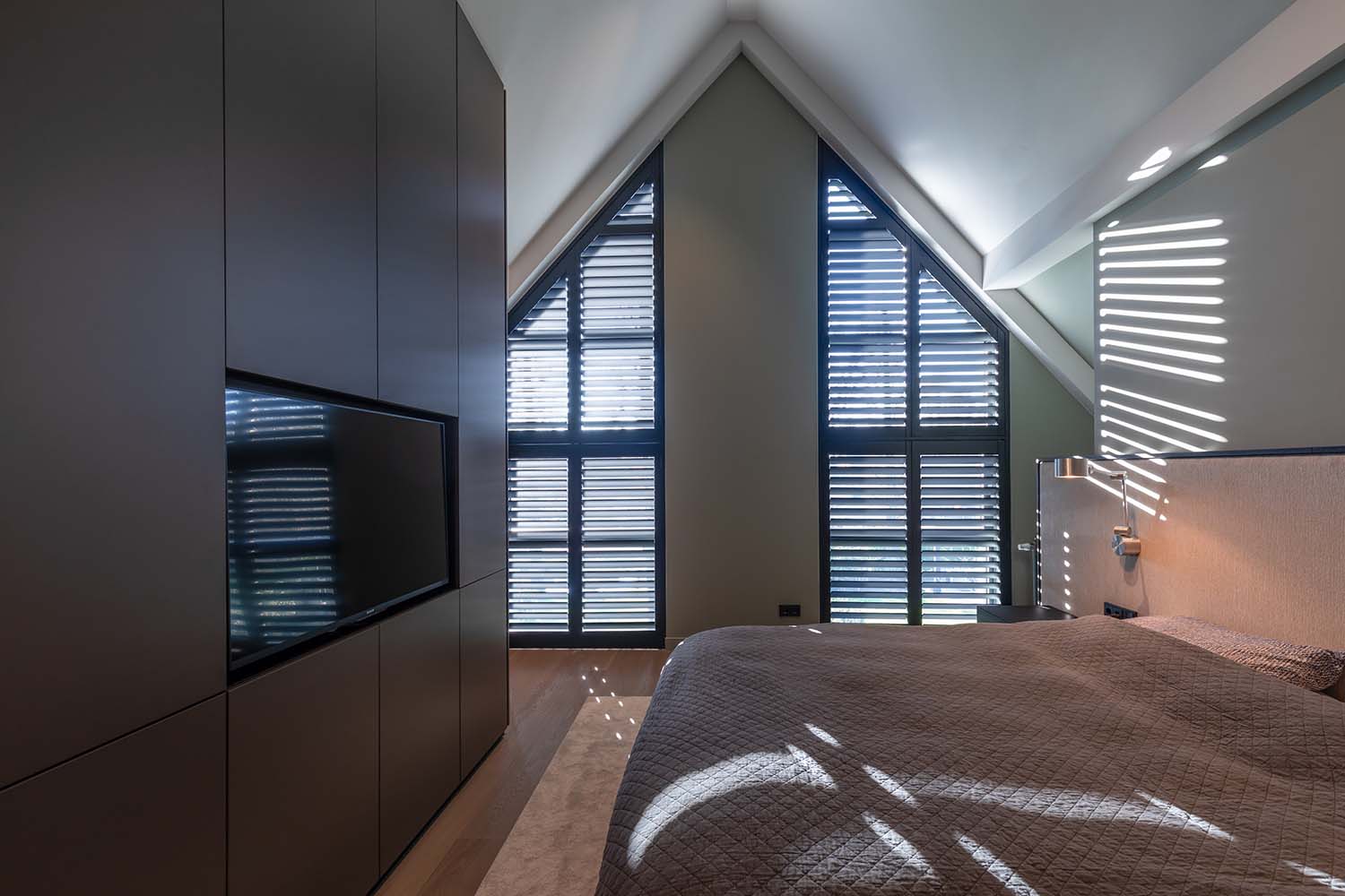zwarte shutters schuine ramen slaapkamer