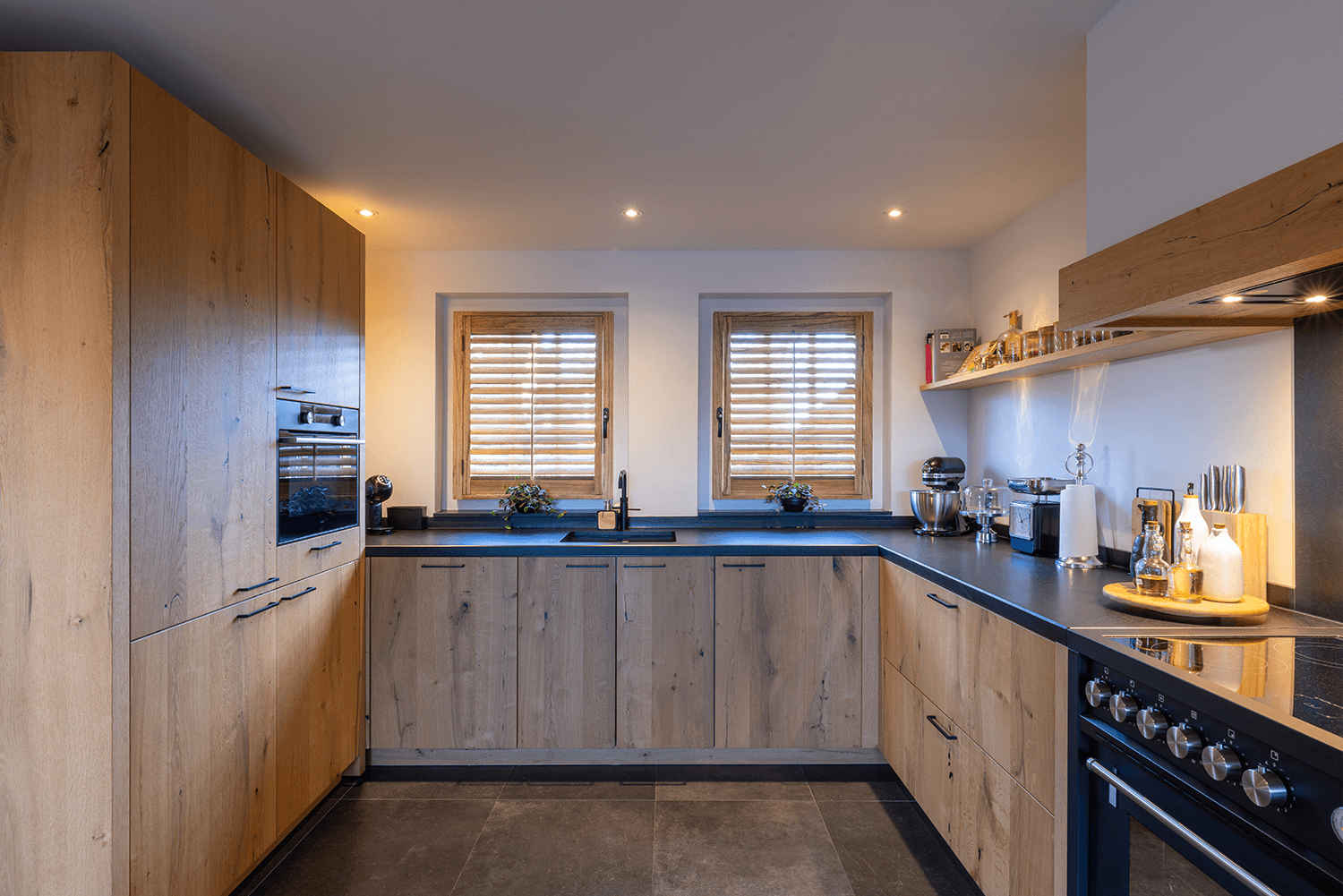 Houten-shutters-in-keuken