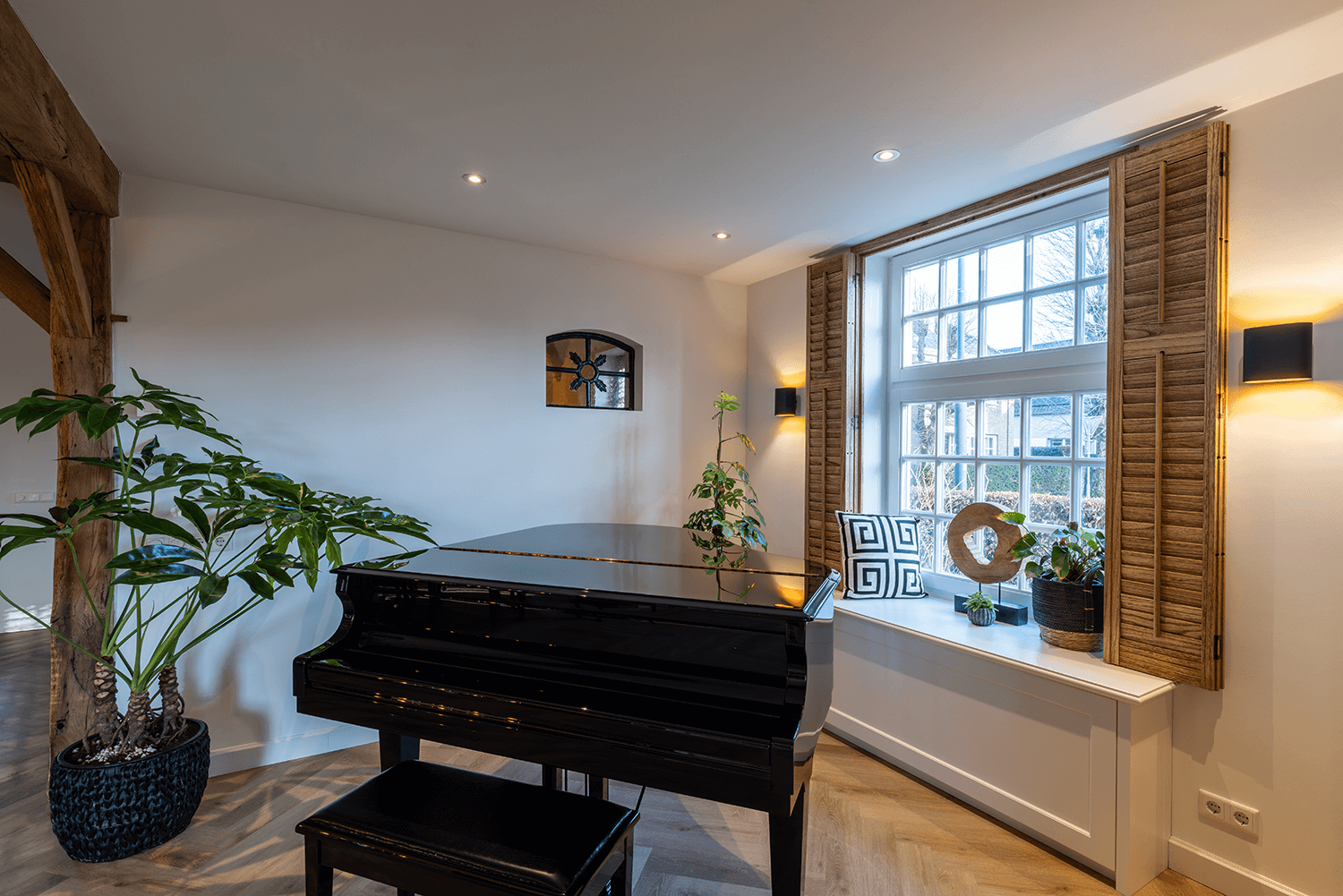 Houten-shutters-in-woonkamer