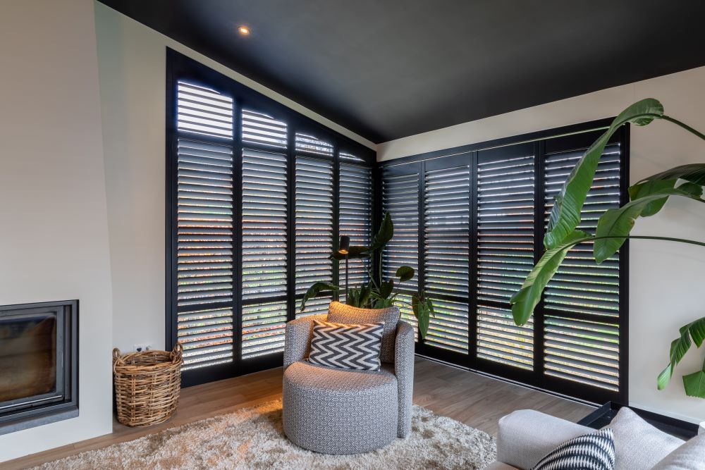 Raambekleding op zwarte kozijnen in woonkamer