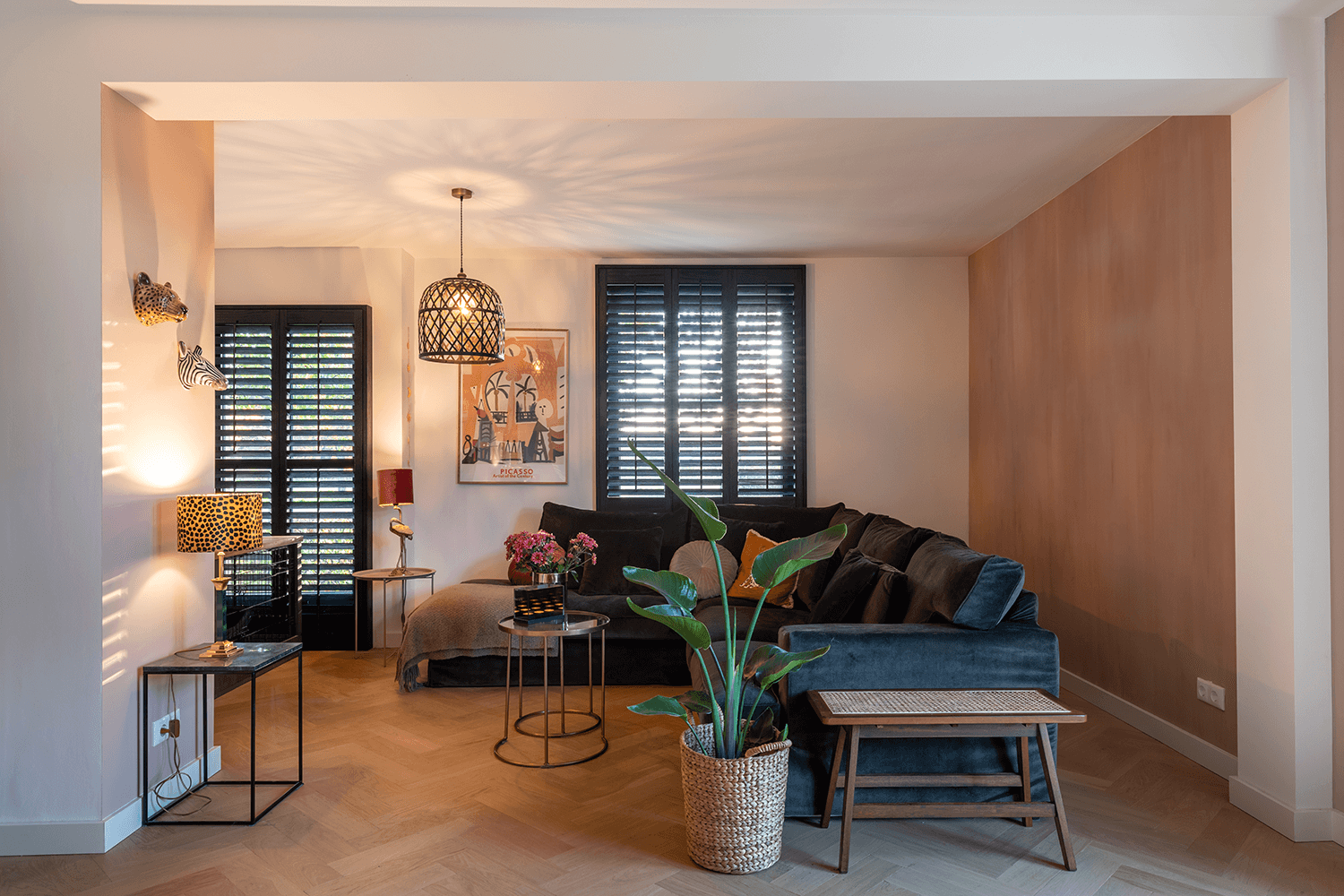 Sfeervolle woonkamer met zwarte shutters