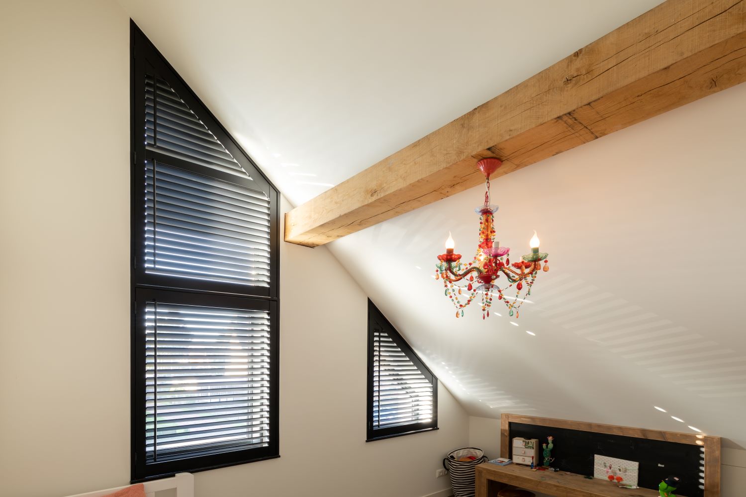 Trapezium raambekleding in slaapkamer