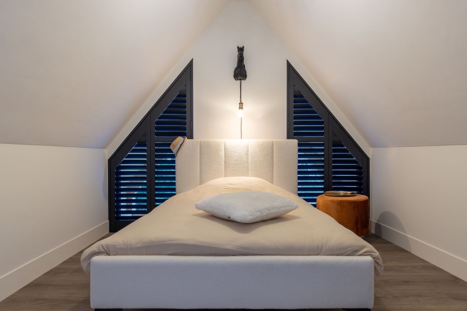 Trapezium ramen op slaapkamer met shutters