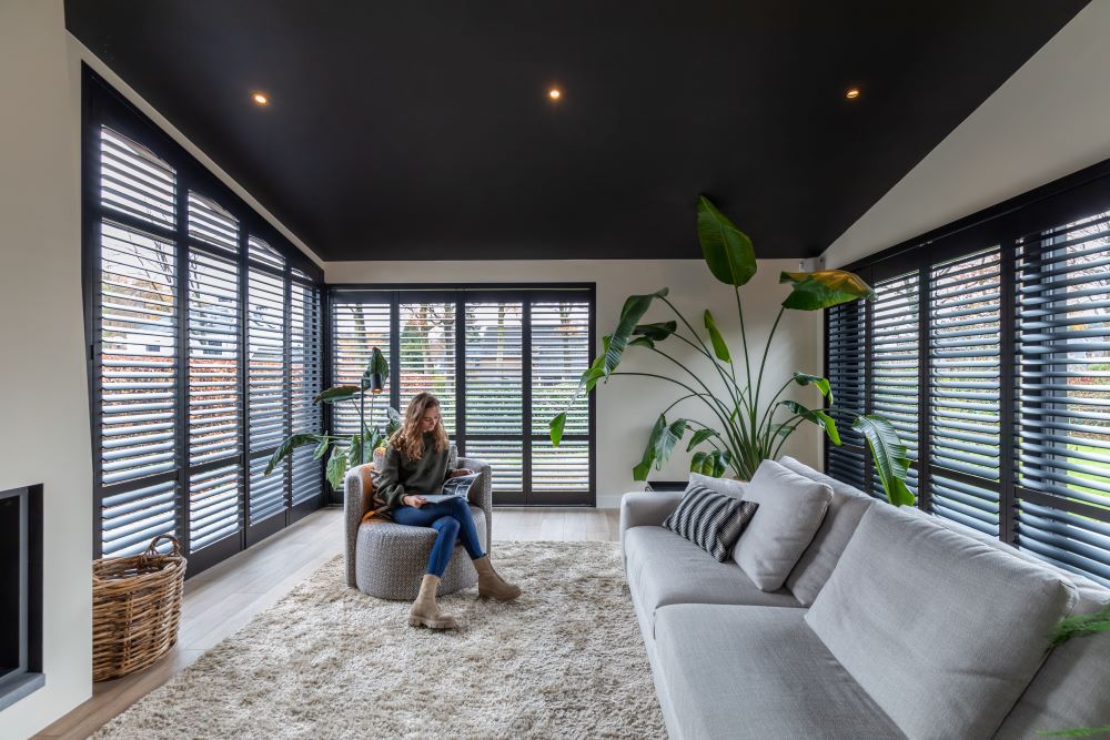Zwarte houten shutters in woonkamer