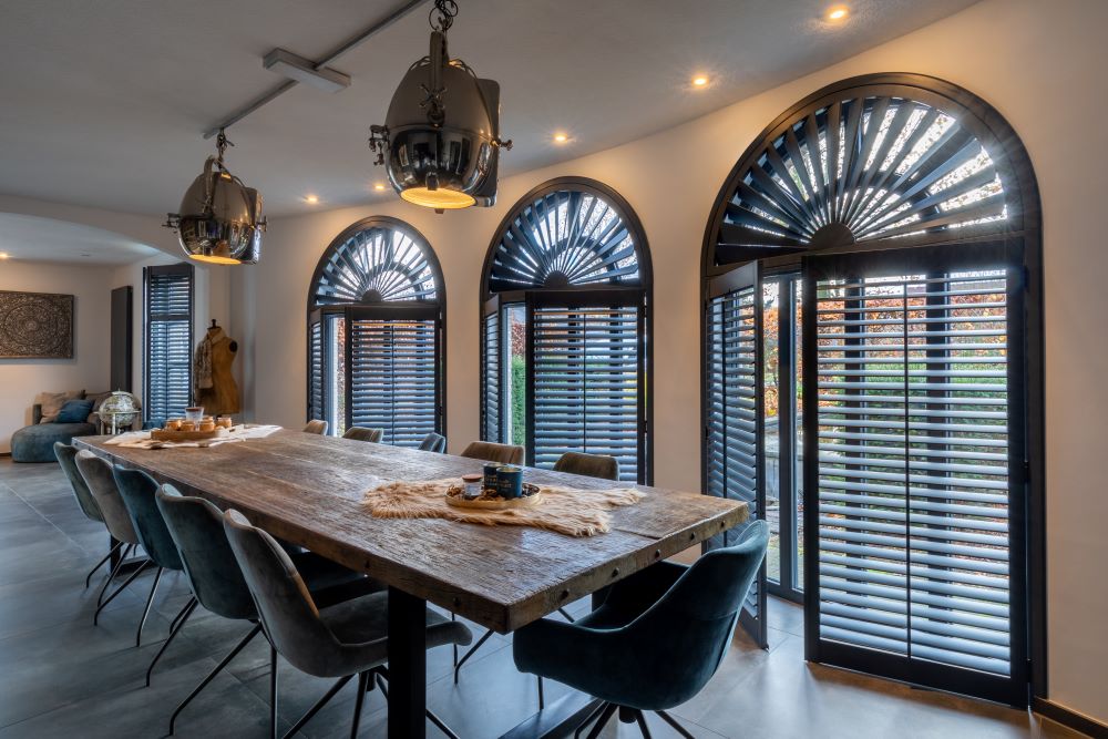 Zwarte shutters in eetkamer