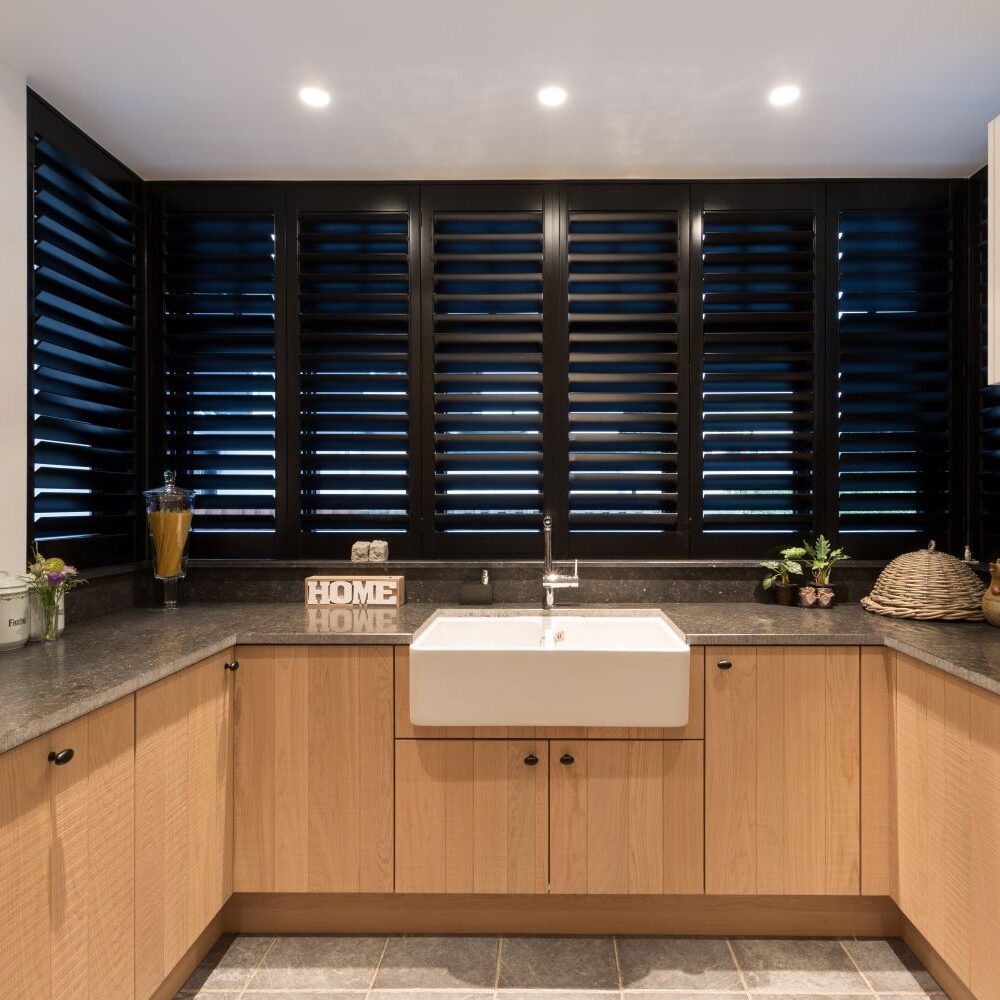 Zwarte shutters in keuken