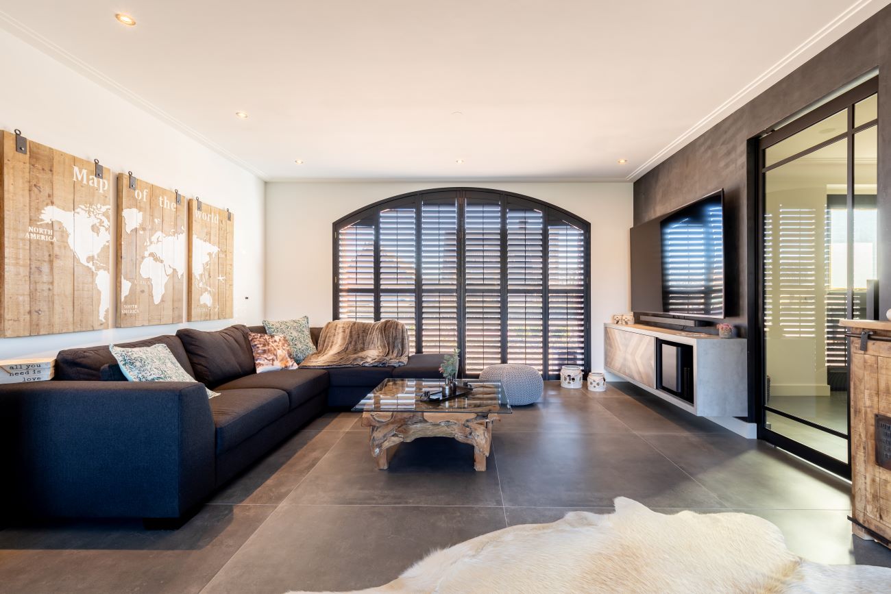 Zwarte shutters in woonkamer