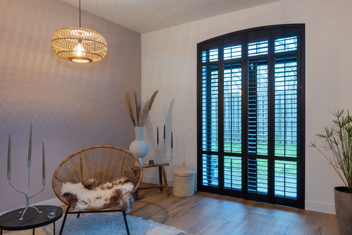 Zwarte shutters op zwarte kozijnen