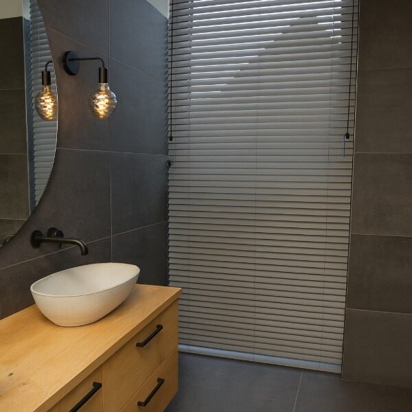 Badkamer met grijze blinds