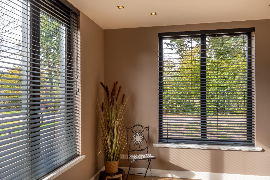 Donkere grijze raambekleding