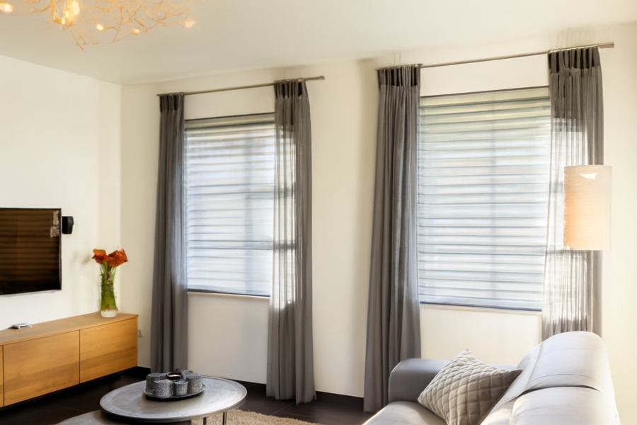 Jaloezieën grijs bij bank in woonkamer