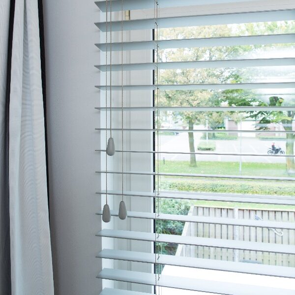 Lichtgrijs jaloezieën