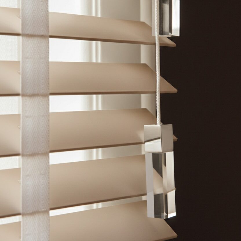 Lichte jaloezieën met de kleur taupe