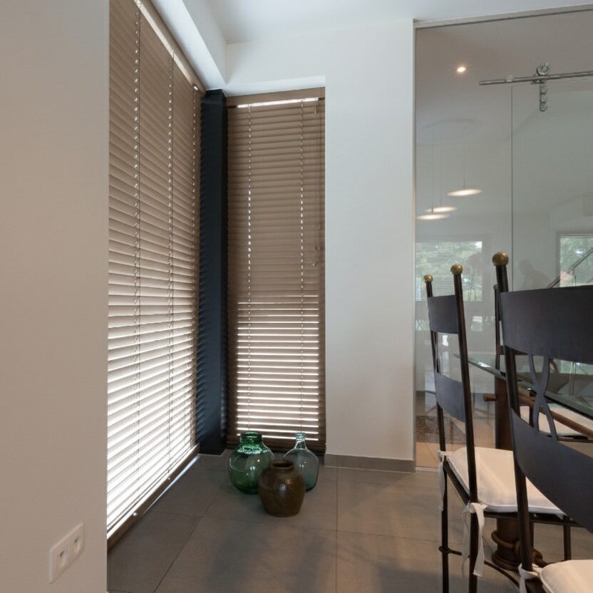 Woonkamer met taupe raambekleding