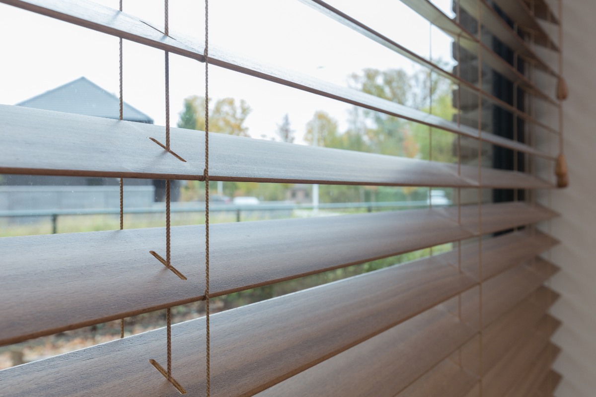 Warme raamdecoratie met bruine jaloezieën