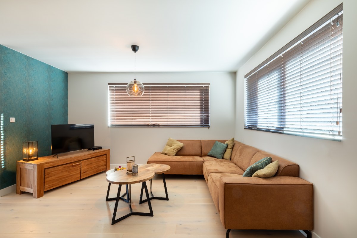 Stijlvolle woonkamer met bruine raamdecoratie