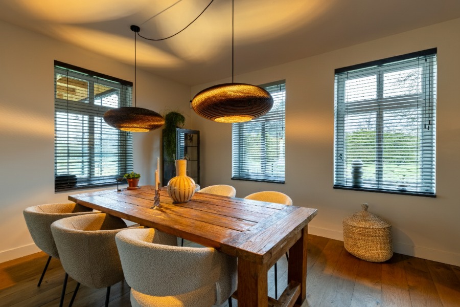 Groene jaloezieën in eetkamer