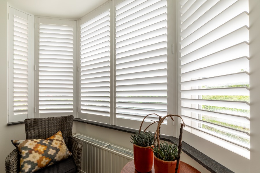 Erker met klassieke elementen en shutters