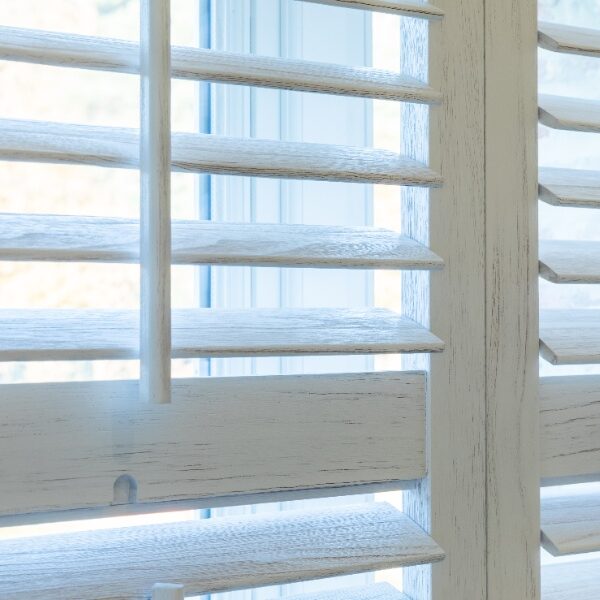 Witte ruwe shutters met bedieningsstukje