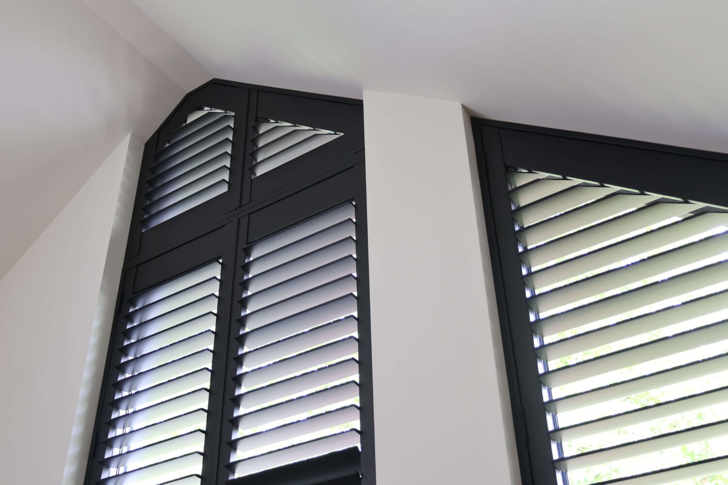 Shutters Tilburg half geopend